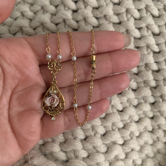 Art deco style flower filigree pearl Necklace - Picture 4 of 5